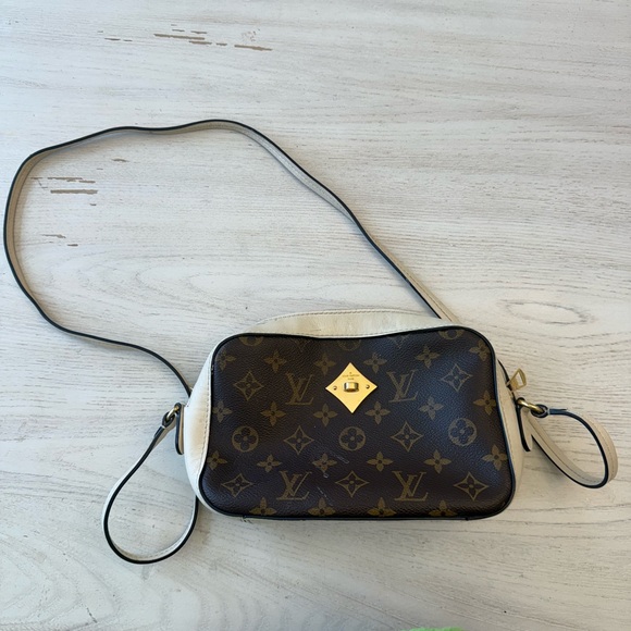 LOUIS VUITTON
Cream Monogram Canvas Saintonge Crossbody Bag - Picture 1 of 16